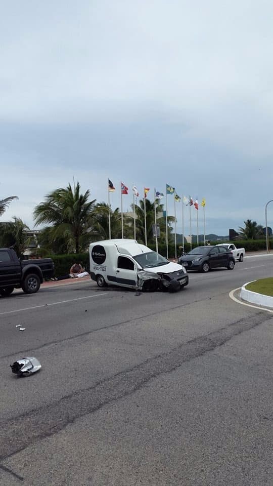 FOTOS: Acidente envolvendo carro e van na Via Costeira