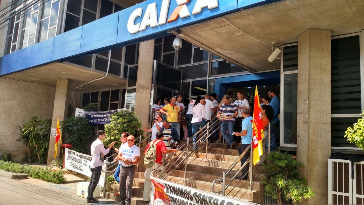 FOTO E VÍDEO: Sindicato dos bancários realiza protesto contra a Caixa em Natal e alerta para enxugamento em "reestruturação" e piora dos serviços