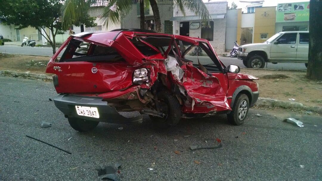 FOTOS: Motorista com sinais de embriaguez bate em dois carros, colide em árvore e depois é amarrado pela população