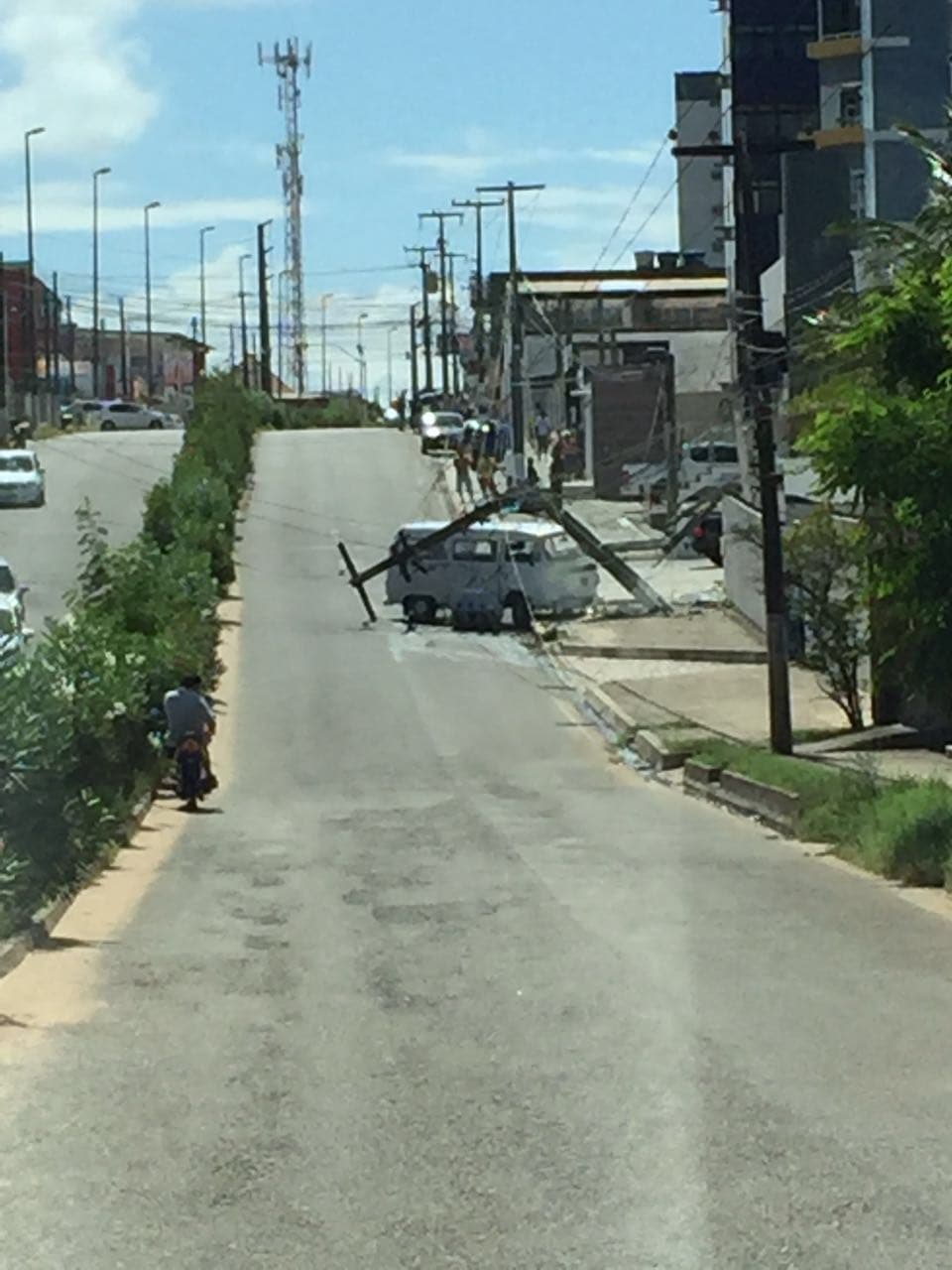 FOTOS: Kombi derruba poste na Avenida Integração