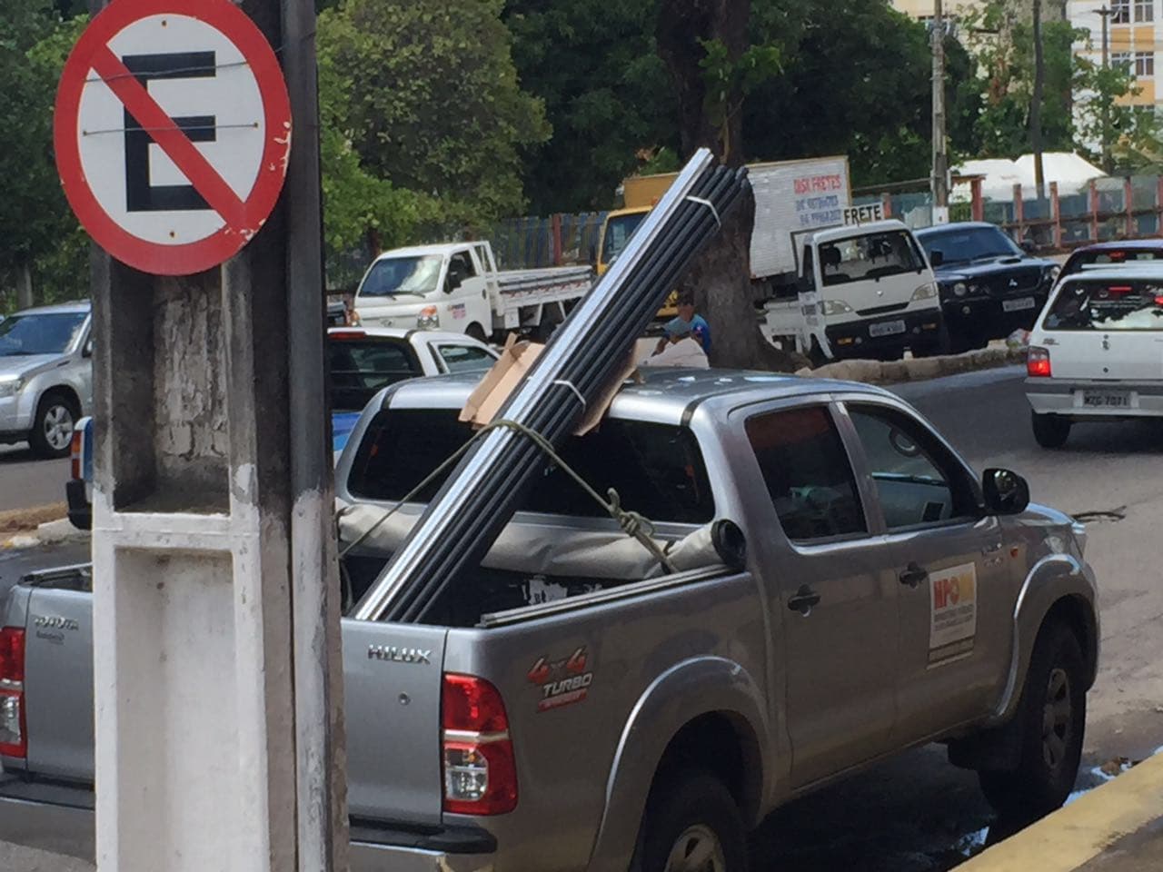 FOTOS: Caminhonete do MPRN estacionada em local proibido em Natal
