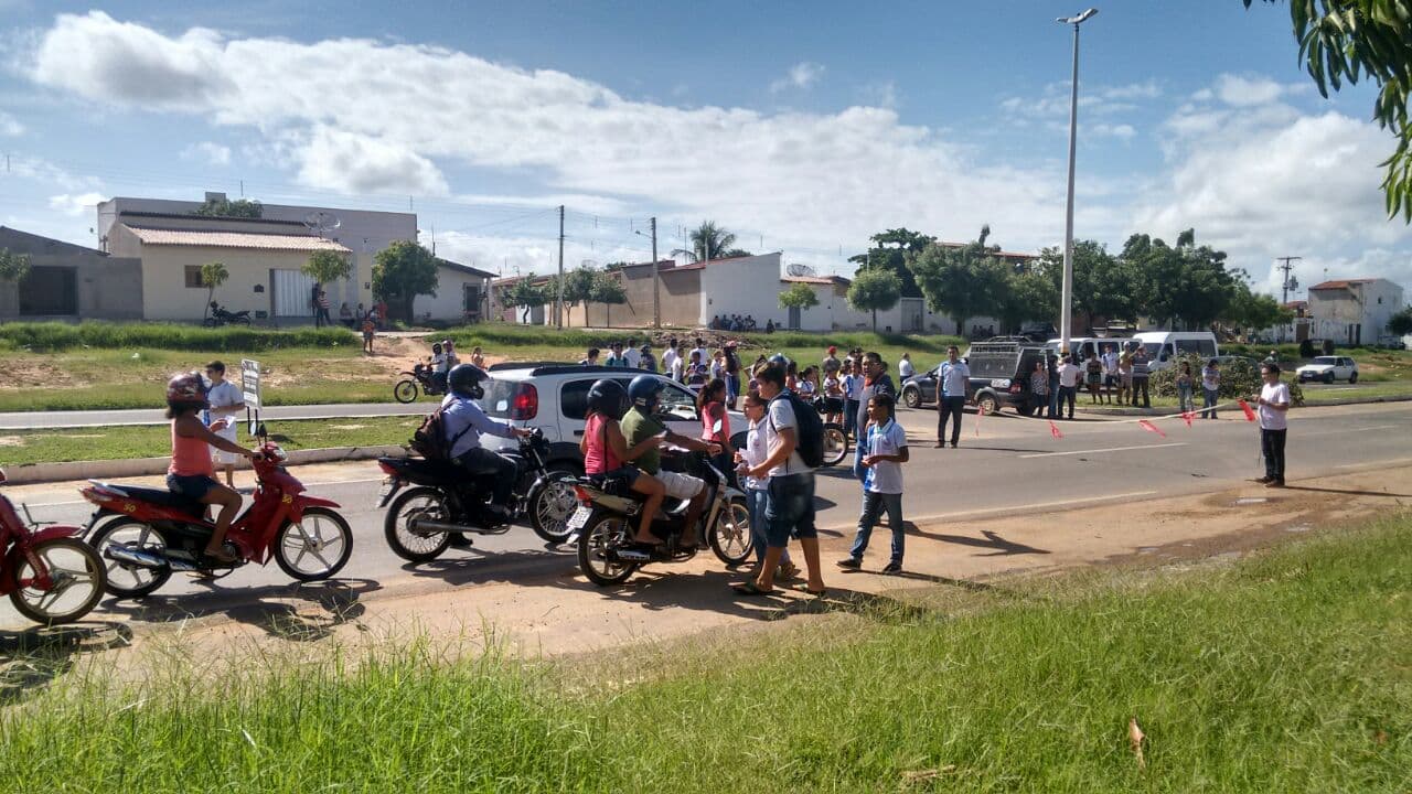 FOTO - Falta de transporte escolar em Apodi: pais, alunos e professores realizam protesto