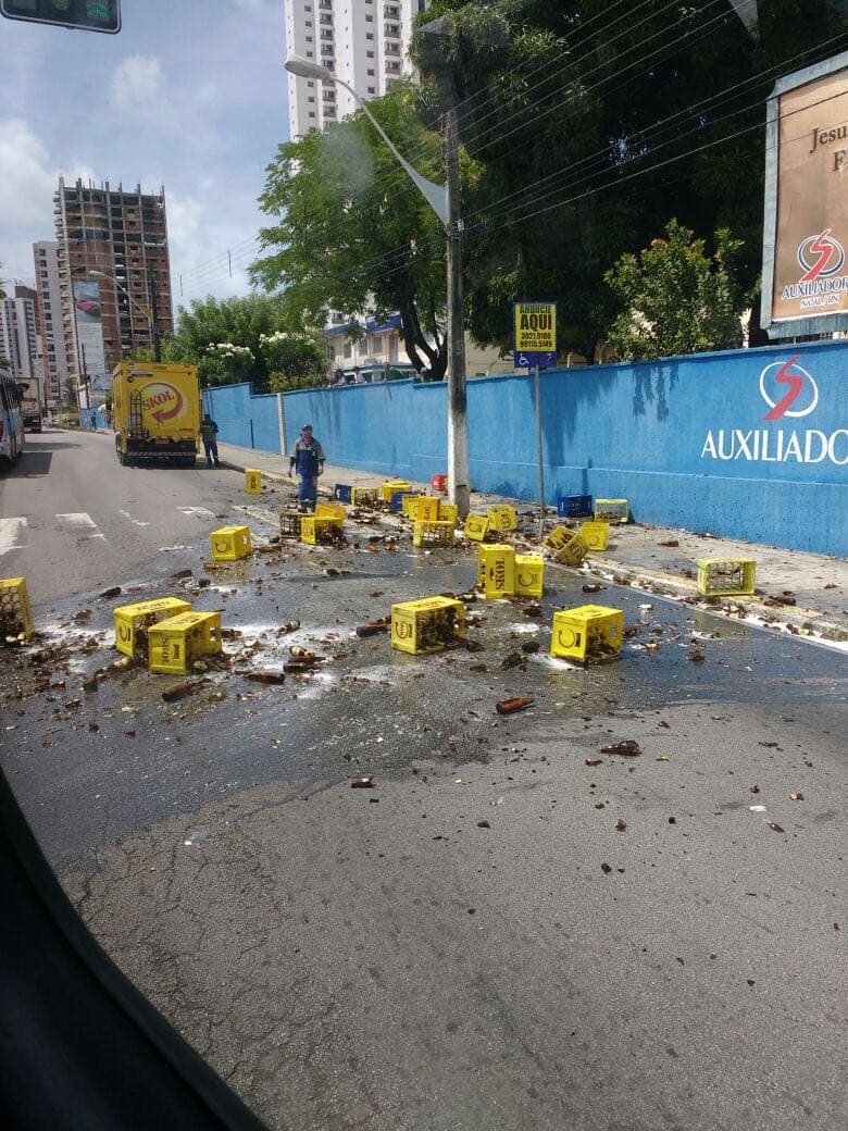 FOTOS: Grades de cerveja despencam de caminhão na Av. Hermes da Fonseca