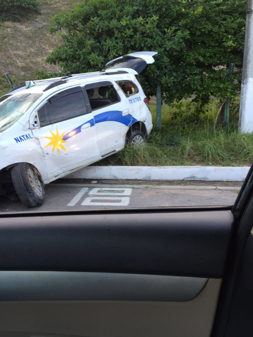 FOTOS: Acidente com táxi na Via Costeira