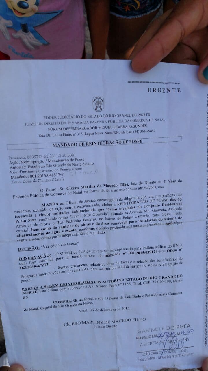 FOTOS E VÍDEOS: Desocupação em residencial em Natal com presença da PM para cumprimento de ordem judicial