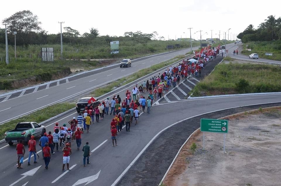 FOTOS: MST caminhando nas BR-406 e 101 na manhã desta segunda