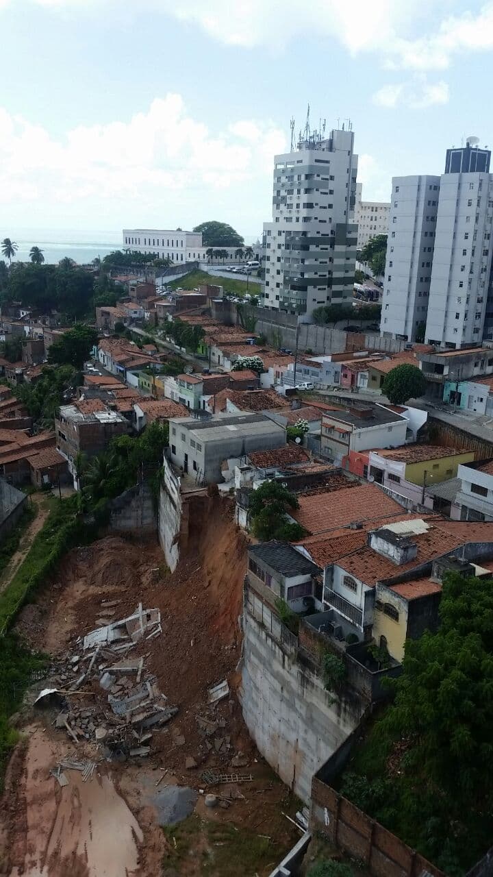 FOTOS: Muro de contenção na comunidade do Jacó, em Natal, em estado crítico