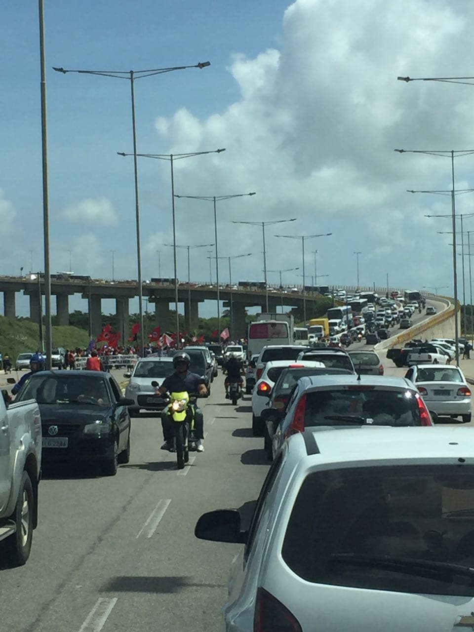VÍDEO E FOTOS: Mais uma passeata do MST trava trânsito na Zona Norte de Natal; ato na Ponte Nova, sentido centro