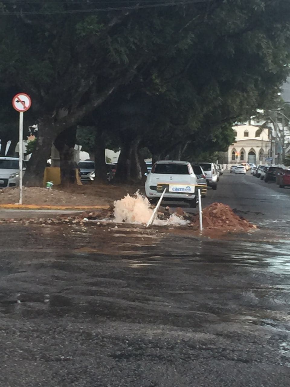 FOTO: Buraco com cavalete da CAERN despeja muita água na Av. Rodrigues Alves