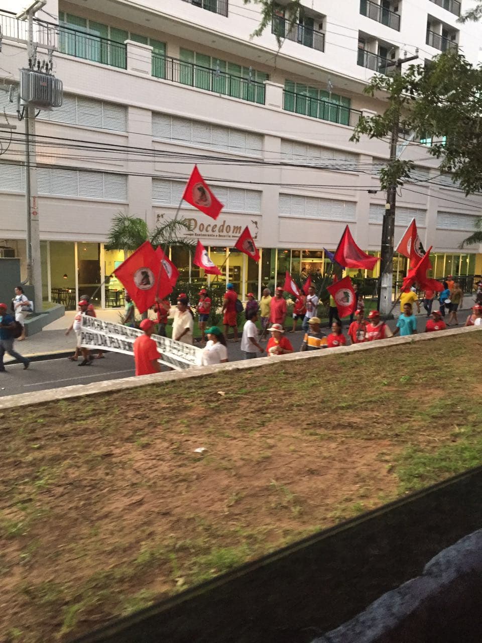 FOTO: Movimentos sociais realizam manifestação em Natal em prol da democracia