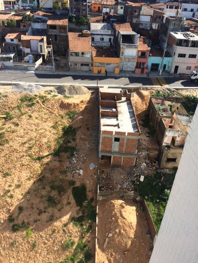 FOTOS: Construção de imóvel em área que houve deslizamento em Mãe Luíza