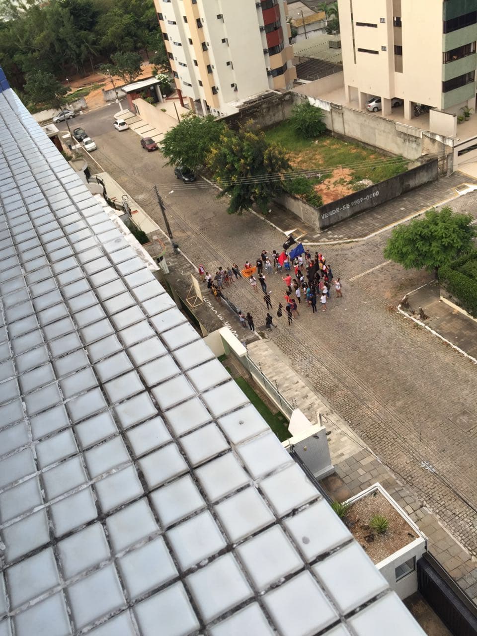 FOTOS: Grupo ligado ao PT protesta no fim de tarde desta quinta em frente à sede do PMDB em Natal