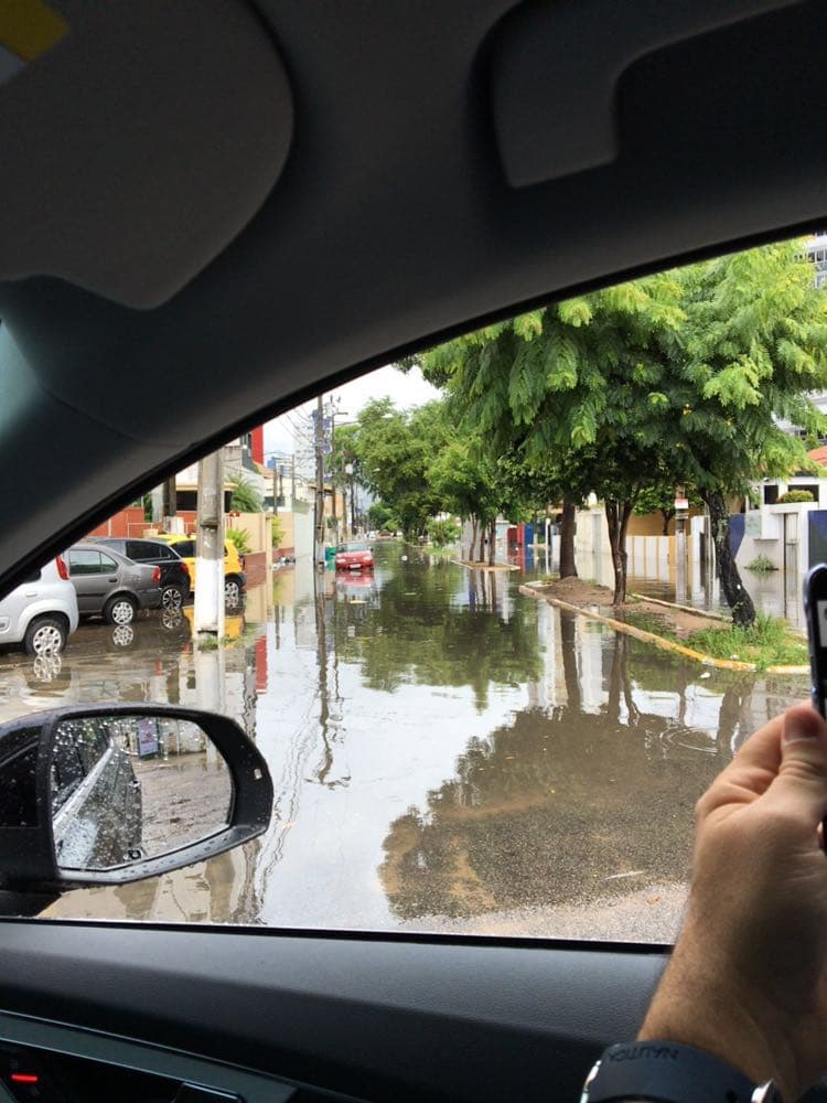 FOTOS: Área próxima ao CCAB, em Petrópolis, com ponto de alagamento, mesmo em dia de chuva fraca