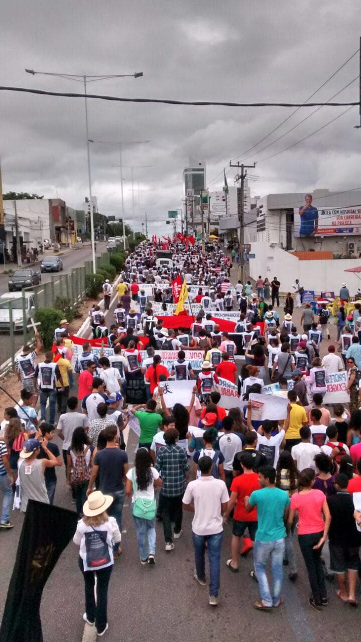 FOTO: Servidores públicos estaduais protestam na Salgado Filho - destino Governadoria