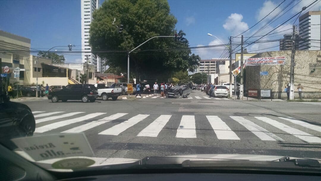 FOTO: Colisão seguida de capotamento na Avenida Afonso Pena