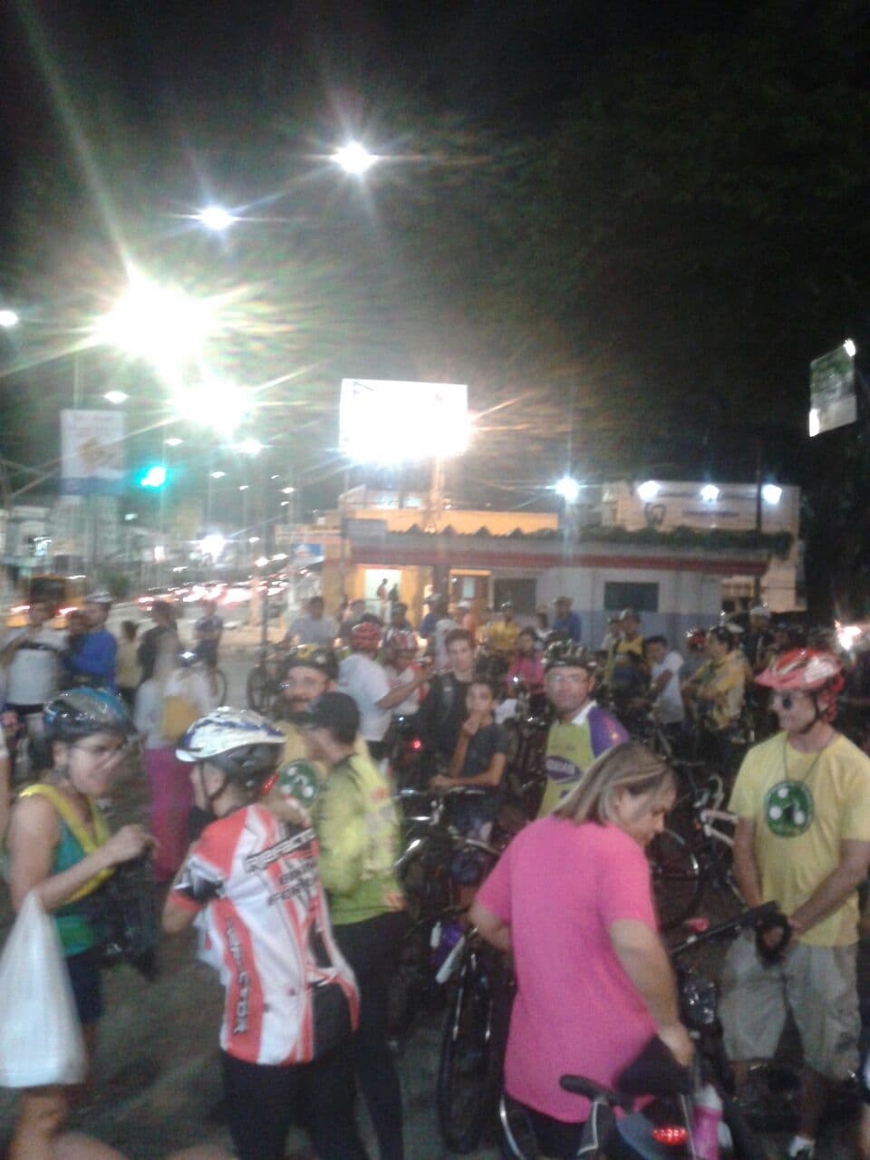 FOTOS: Imagens do III Cicloprotesto, com destino ao Edifício do Prefeito Carlos Eduardo