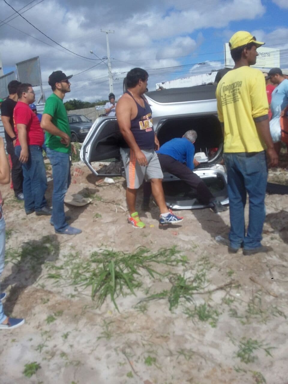 FOTOS: Capotamento na Avenida Olavo Montenegro, em Nova Parnamirim