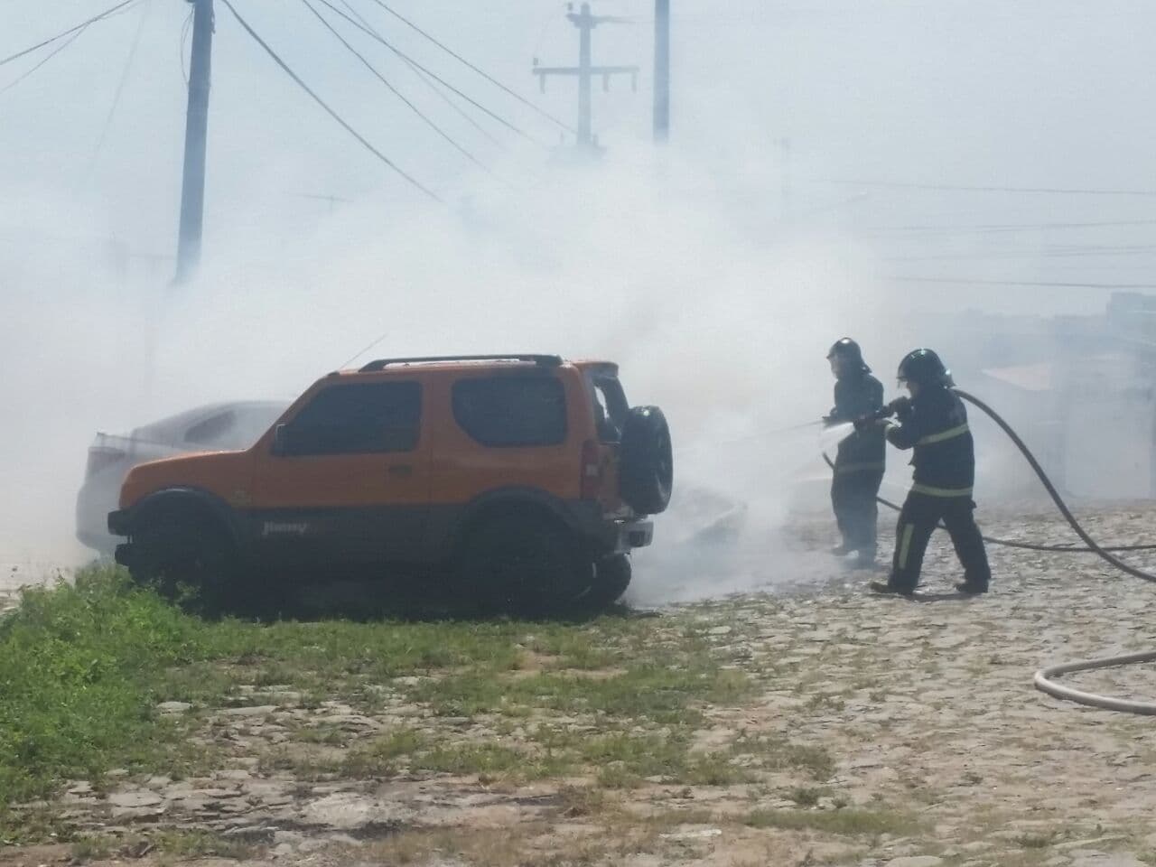 FOTOS: Motorista estaciona em "fogueira apagada",  incêndio surge e destrói carros no Centro de Natal