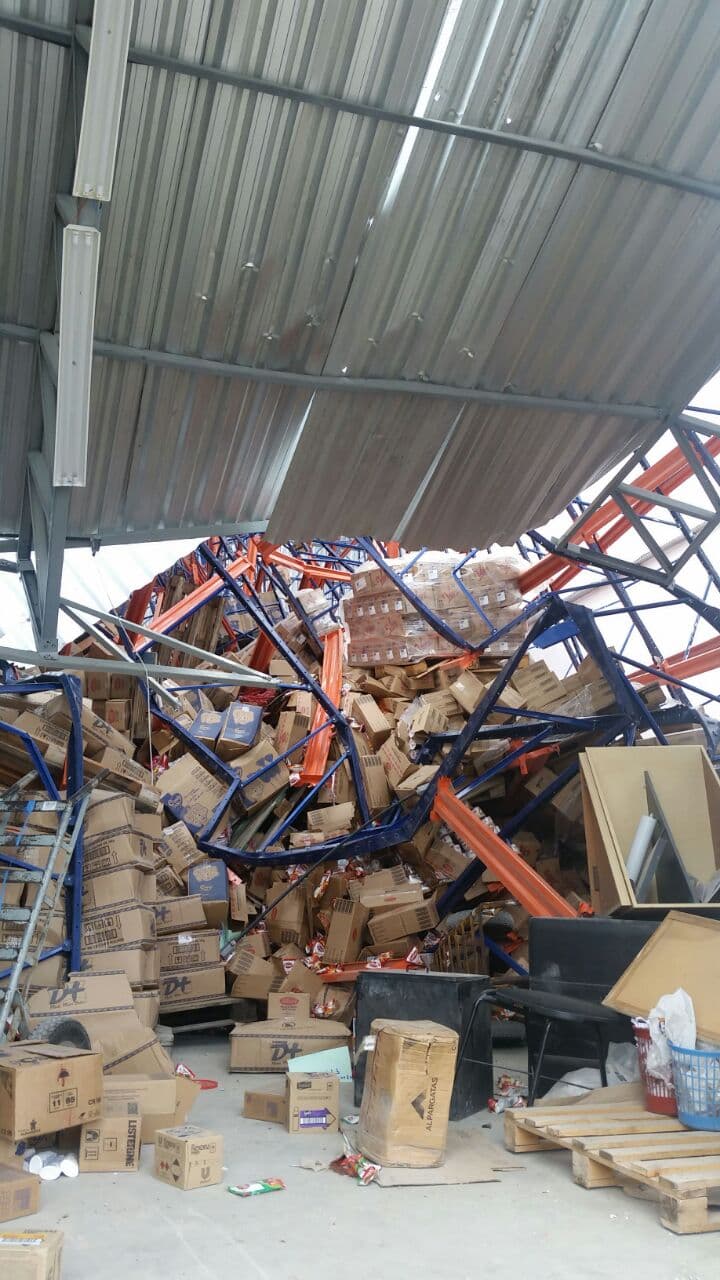 FOTOS: Teto de armazém desaba em Caicó