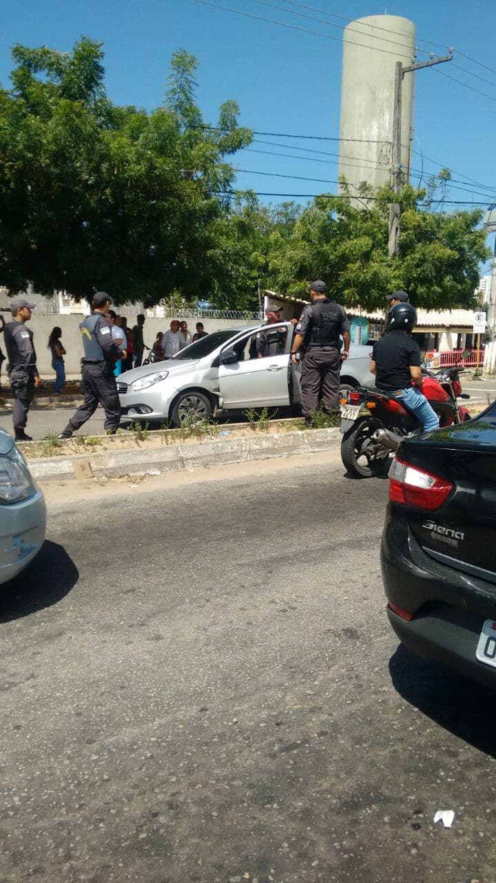 FOTO: Bandidos batem carro e um é baleado em perseguição na zona sul