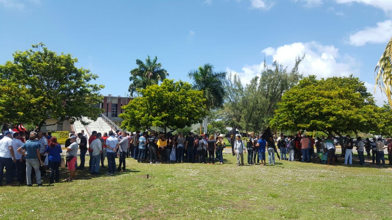 FOTO: Protesto em frente à Governadoria por atraso de salários