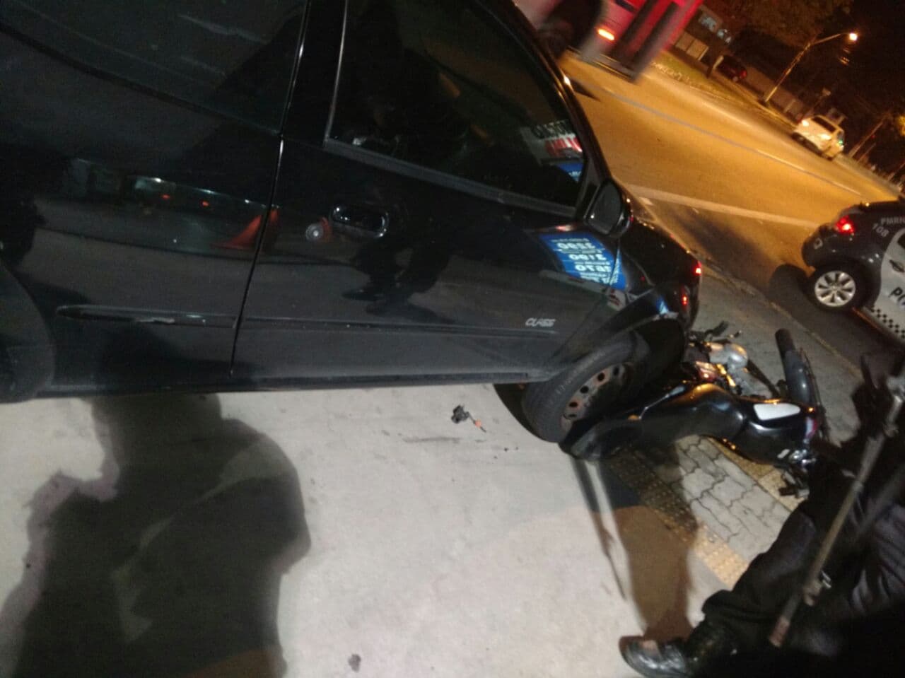 VÍDEOS (IMPRESSIONANTE): Após colisão, mulher arrasta moto por quase 2 km, e é detida em Natal