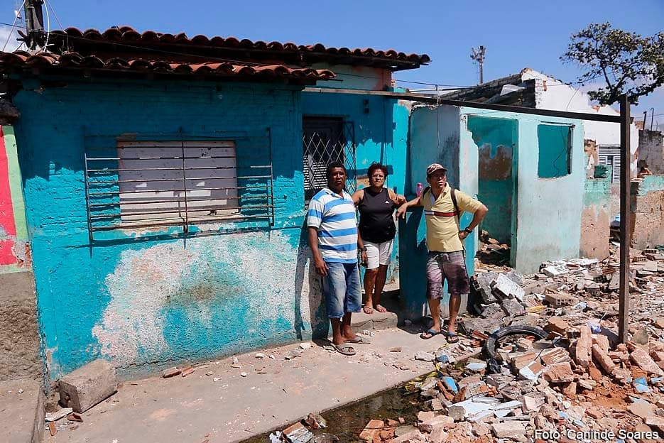 FOTOS: Em meio aos escombros, lixos e entulhos, famílias ainda não receberam novas moradia e continuam no Maruim