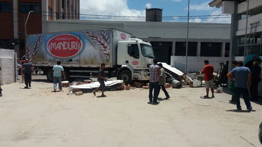 FOTOS: Motorista tem mal súbito, perde controle de caminhão e derruba muro de batalhão da PM em Natal