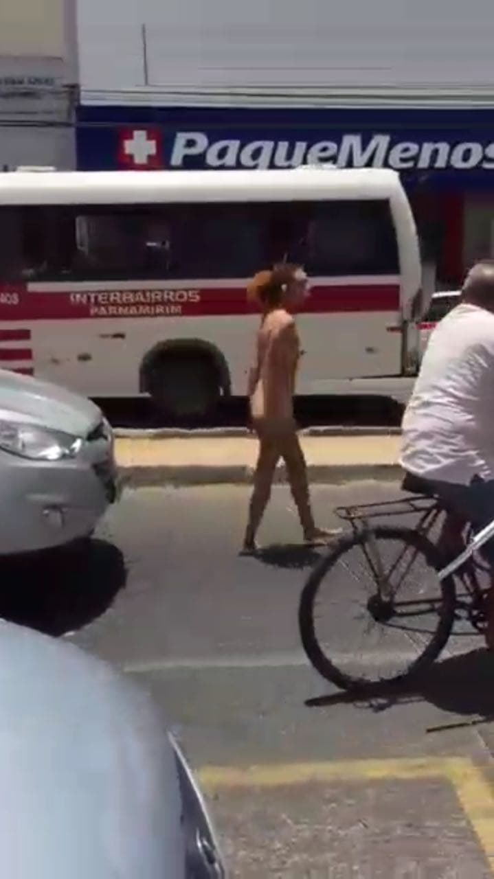 FOTOS: Mulher tira a roupa na principal avenida de Parnamirim