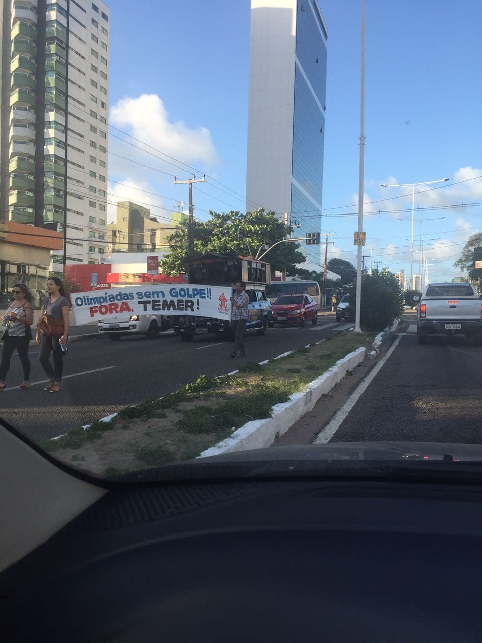 FOTOS: "Gatos pingados" protestam Fora Temer e provocam grande congestionamento na véspera de feriado em Natal
