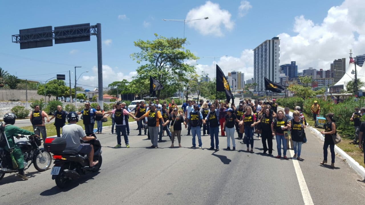 FOTO: Servidores da Segurança protestam na BR-101 contra atraso de salários do Governo