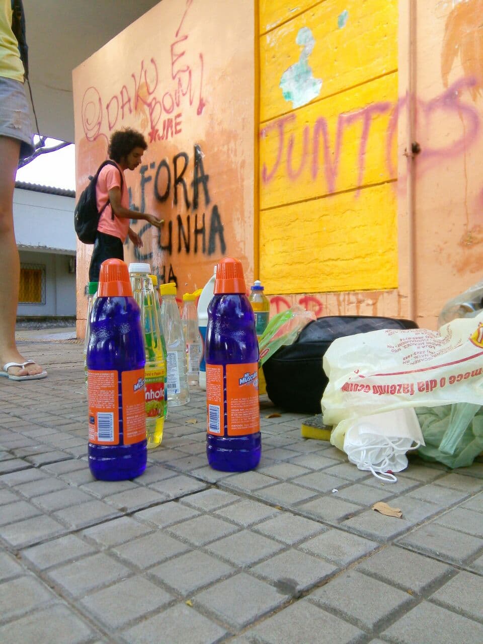 FOTOS: Movimento UFRN Democrática realiza Operação "Lava Jato" e mutirão limpa muros alvos de vandalismo na instituição