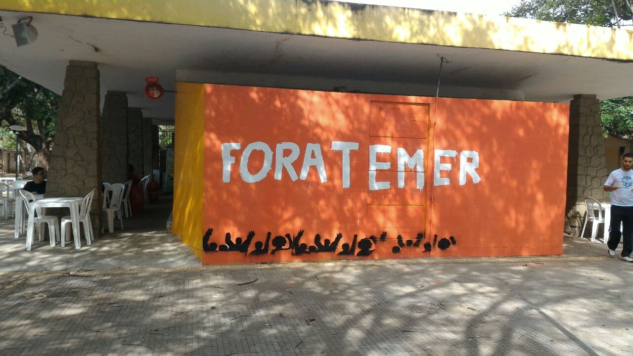 FOTOS - (Exemplo de estudantes jogado no ralo): Após movimento sem partido limpar muros na UFRN, vândalos voltam a pichar local