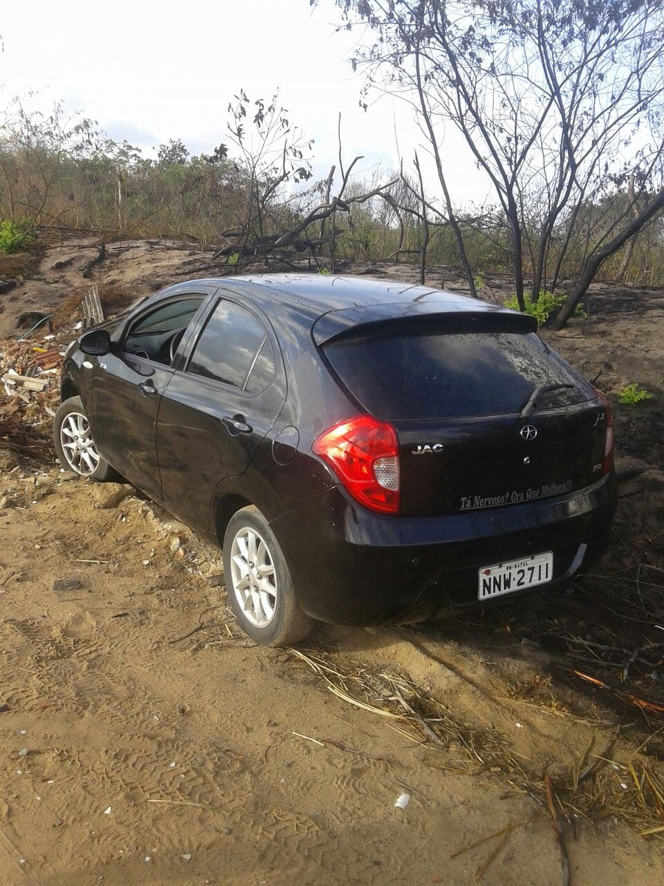 FOTO: Carro com registro de roubo encontrado em terreno na Grande Natal