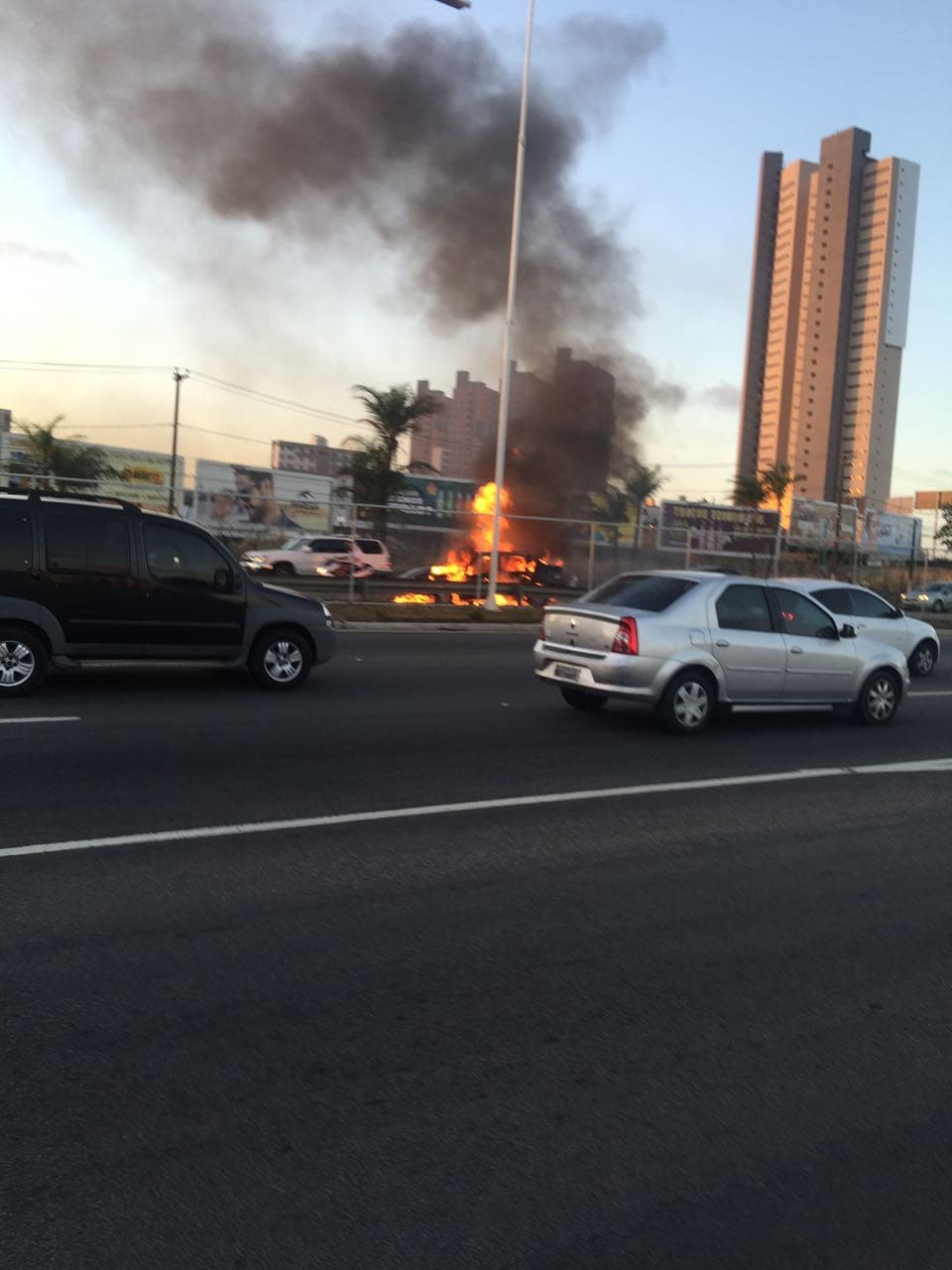 FOTO E VÍDEO: Carro em chamas na BR-101 em Natal, nas imediações do viaduto de Ponta Negra, sentido Parnamirim