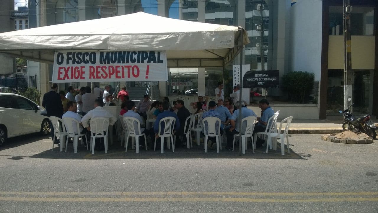 FOTOS: Com paralisação de 24 horas, auditores fiscais protestam em Natal; salários de outubro ainda não foram pagos