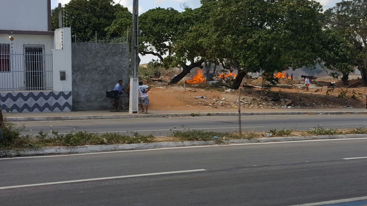 FOTOS: Manifestantes bloqueiam trecho da Av. Capitão-Mor Gouveia, e ateiam fogo em terreno