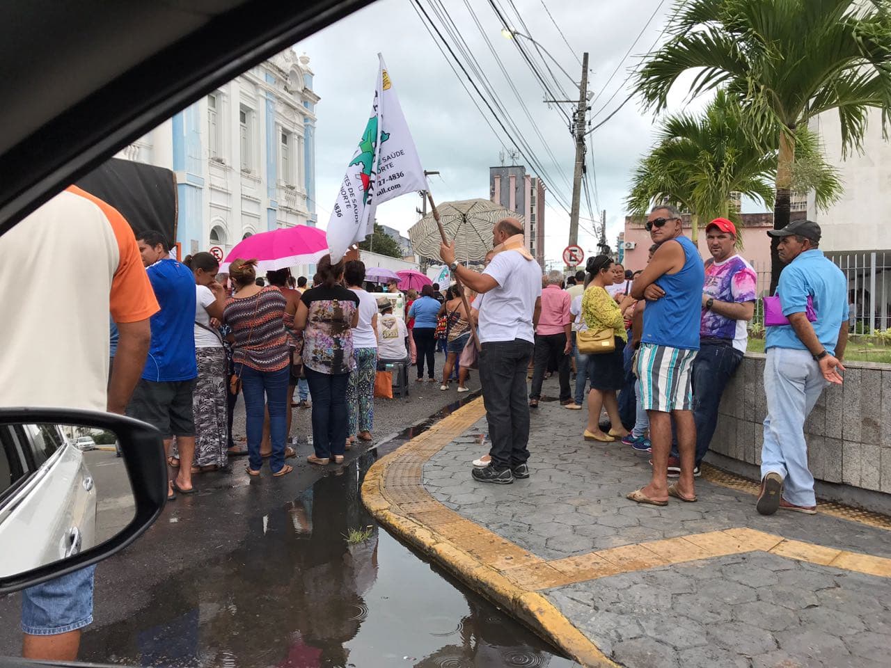 FOTO: Aos gritos de "prefeito caloteiro, eu quero o meu dinheiro", servidores protestam em Natal contra atrasos de salários