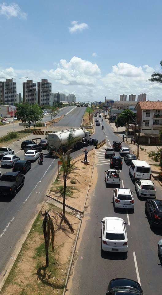 FOTOS: Colisão entre carreta e carro ao lado do novo viaduto da BR-101, em Neópolis