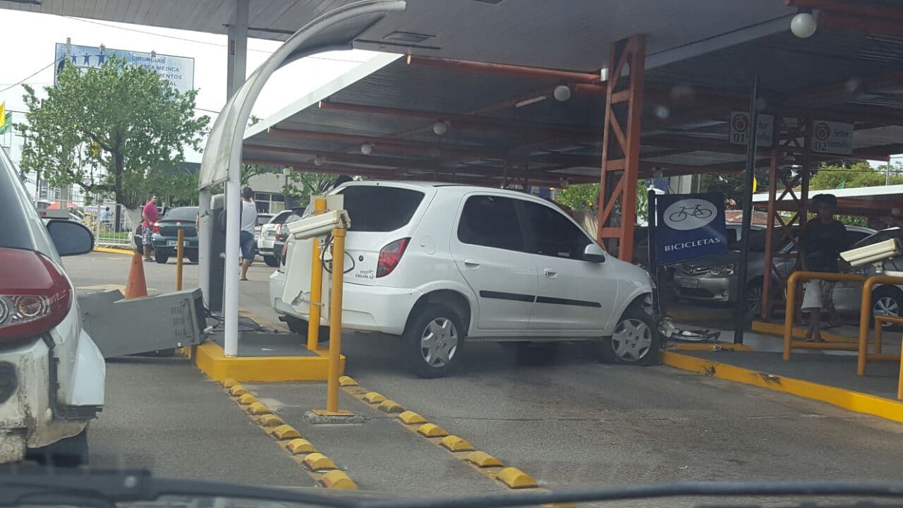 FOTOS: Motorista passa mal e colide em cancela em supermercado em Natal