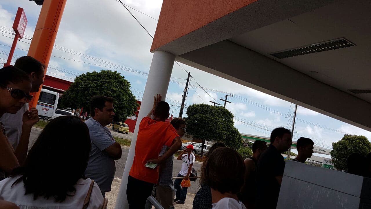 FOTO: Clientes reclamam de fila para entrada no Itaú na Zona Sul de Natal
