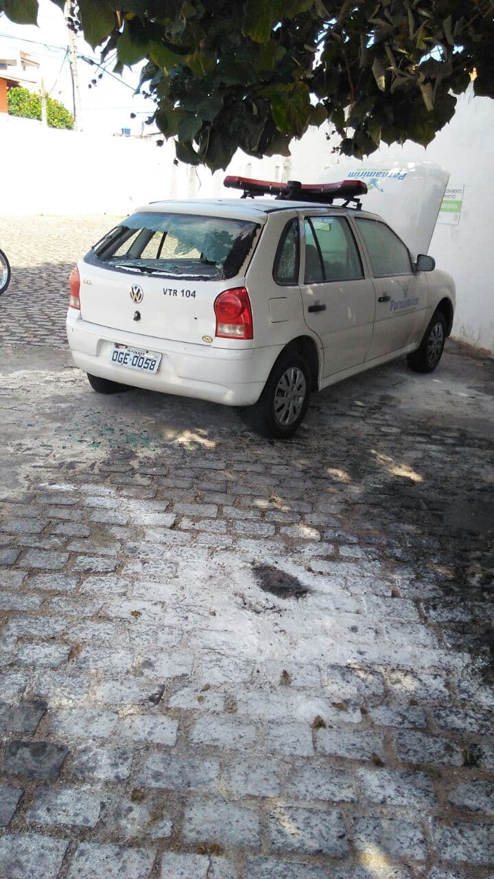 FOTOS: Bandidos invadem secretaria de trânsito em Parnamirim, provocam pânico, ateiam fogo em motos e atiram em carro
