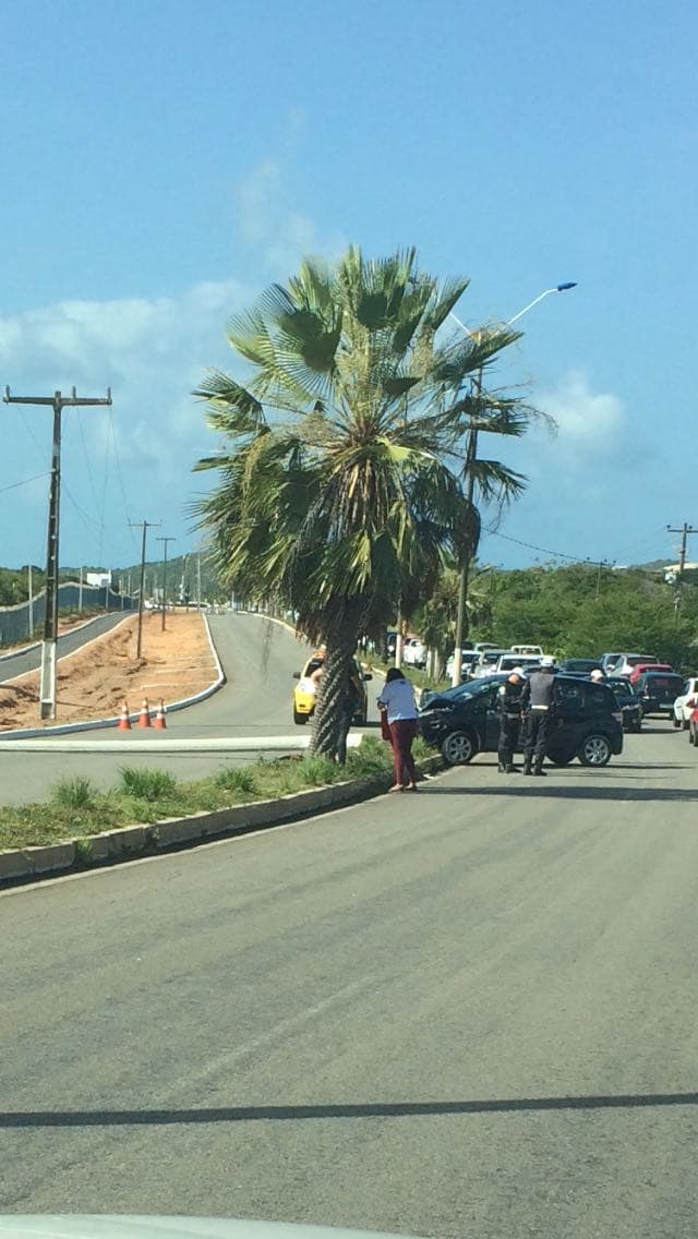 FOTO: Carro colide em poste e bloqueia trânsito em trecho da Rota do Sol