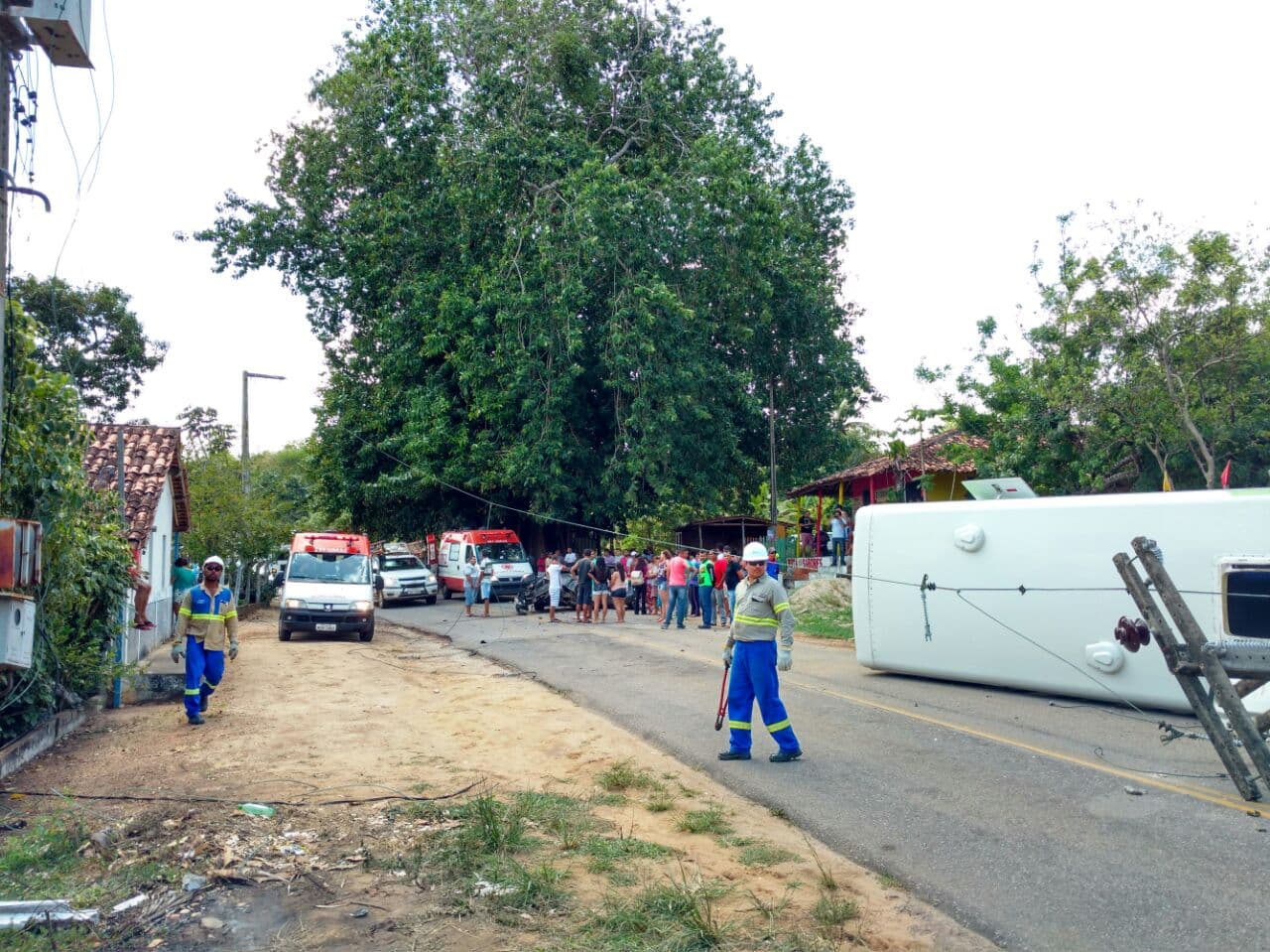 FOTOS: Acidente envolvendo ônibus e carro deixa um morto e três feridos em Canguaretama