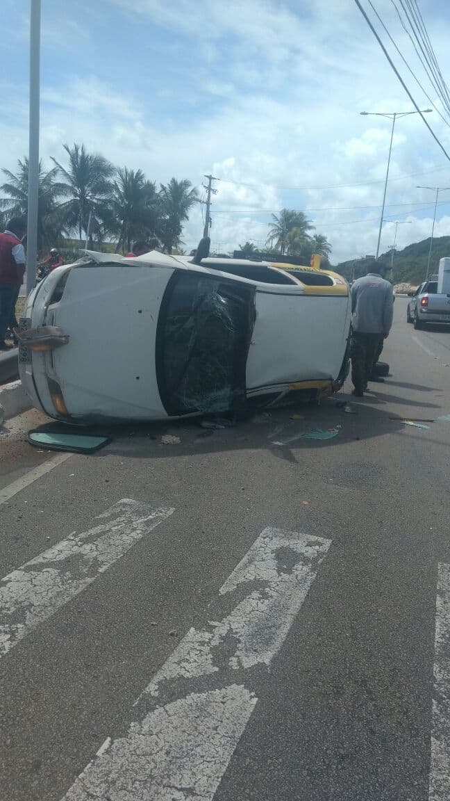 FOTOS: Carro capota na Via Costeira