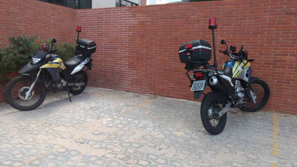 FOTO: Motocicletas da STTU paradas em estacionamento de colégio em Natal