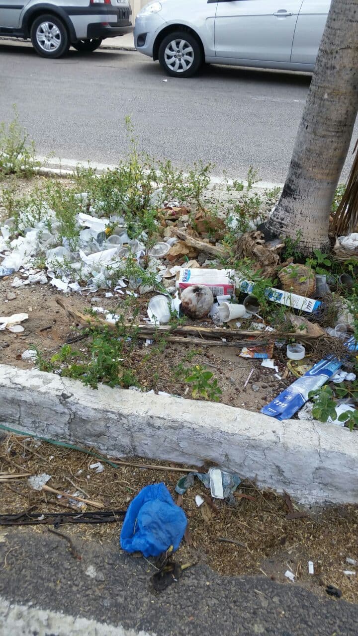 FOTOS: Leitor denuncia acúmulo de lixo e ainda registra acampamento em pleno canteiro central na Alexandrino de Alencar