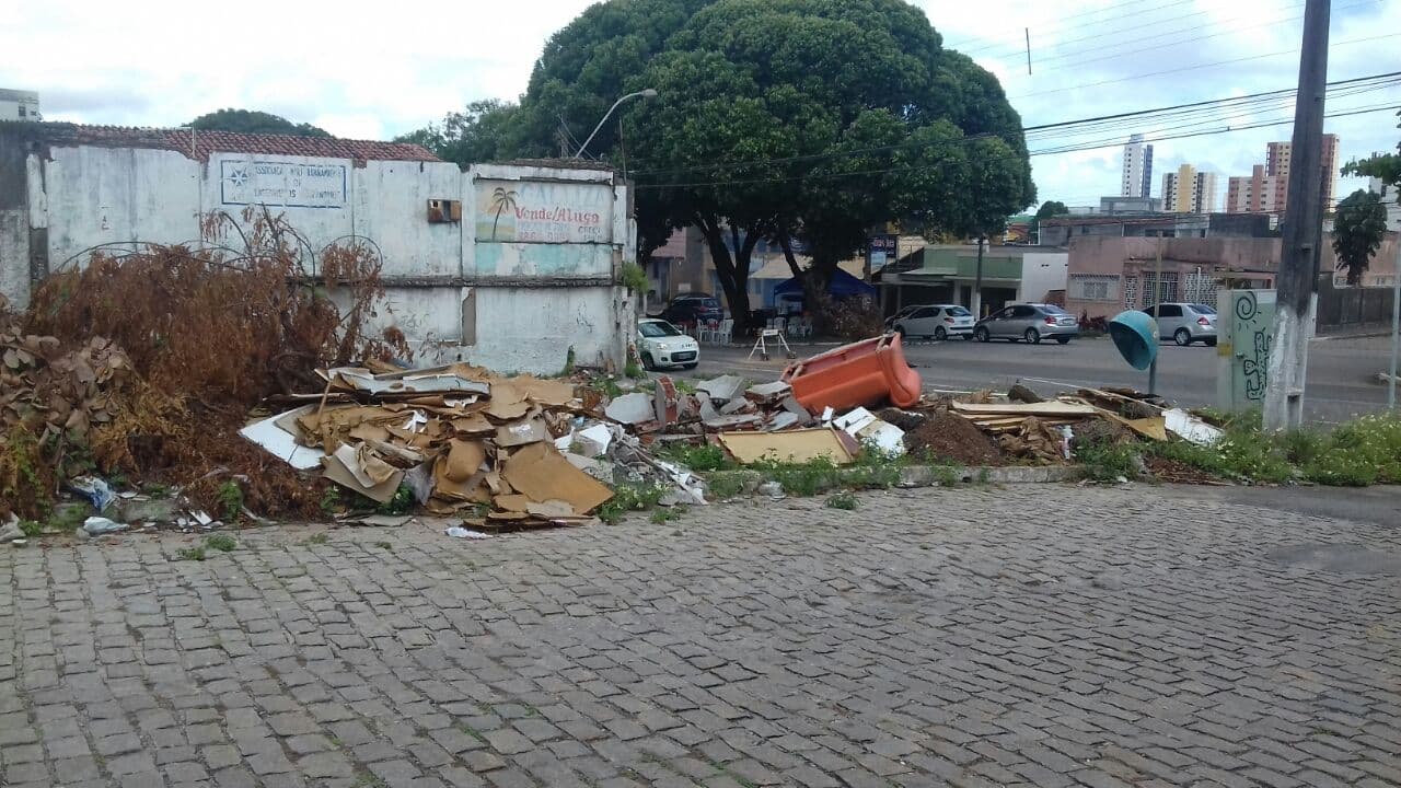 FOTOS E VÍDEO: Terreno vira depósito de lixo próximo do abrigo de idosos Juvino Barreto, em Natal