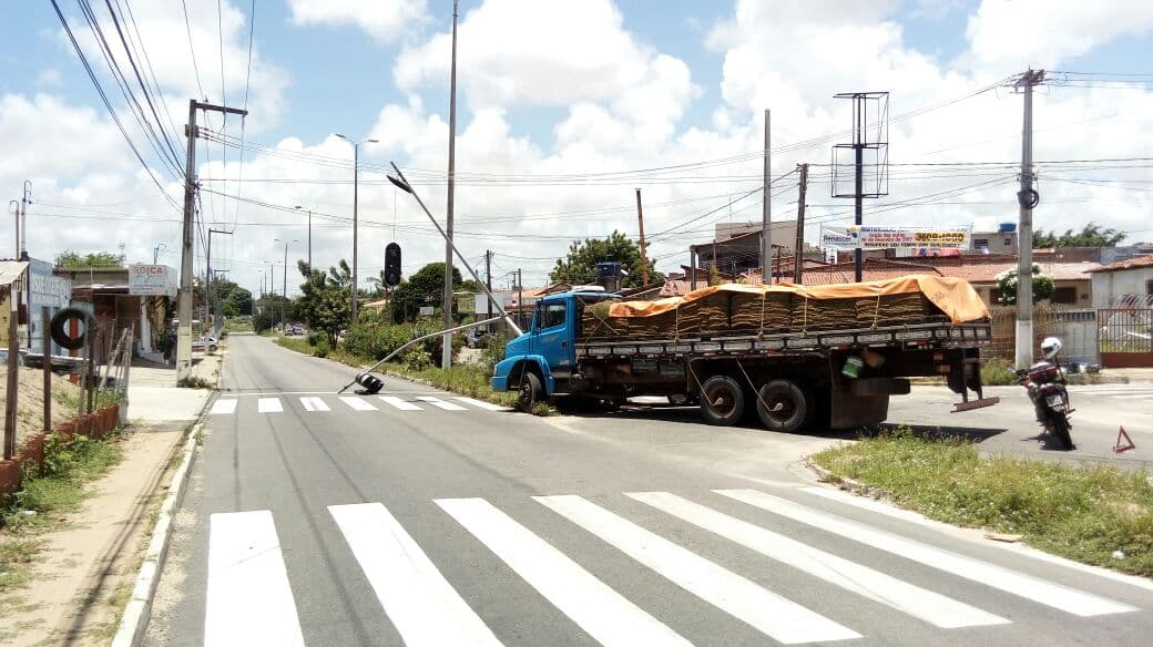 FOTOS: Caminhão derruba semáforo na Avenida Ayrton Senna
