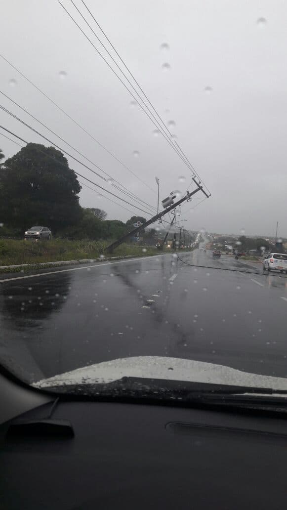 FOTO: Poste tomba na Grande Natal